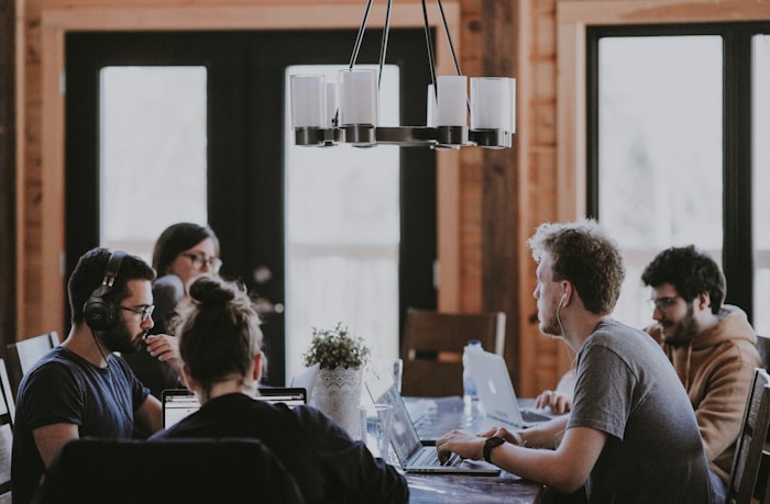 Ecommerce mentor coaching a new founder through their business plan